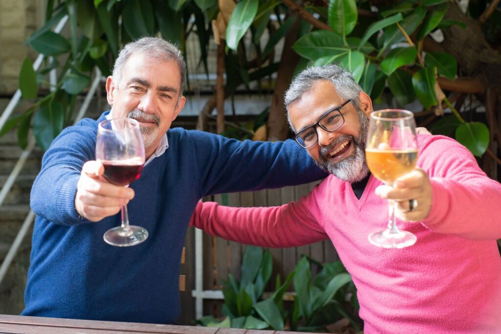 Padre celebrando el Día de los Padres con una copa de vino durante un almuerzo familiar.